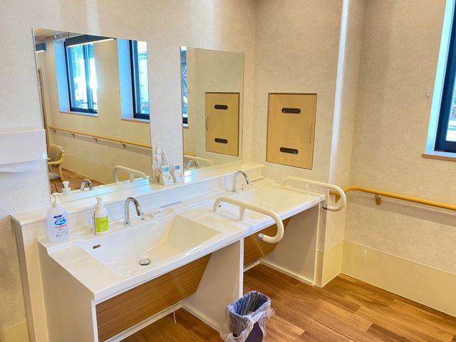 明るい洗面台 洗面台   自然光が入りやすい明るい洗面台です。手すりが備わっており、使いやすさに配慮されています。