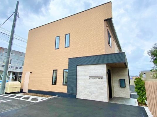 落ち着いた色合いの建物
