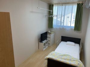 窓際の明るい居室