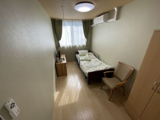 明るい居室のベッド  