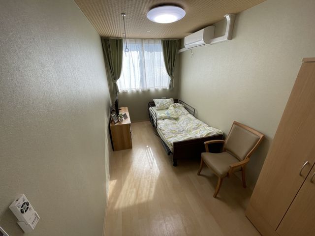 明るい居室のベッド  