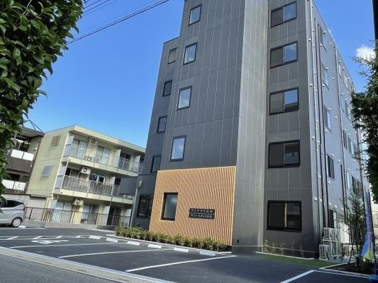 落ち着いた建物の外観