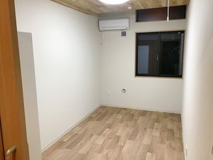 木目床の洋室  