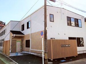 陽光あふれる建物外観