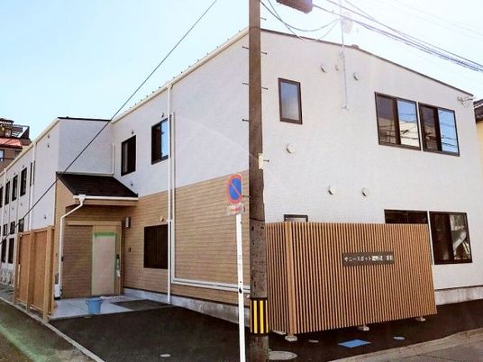 陽光あふれる建物外観