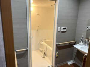 広々とした浴室