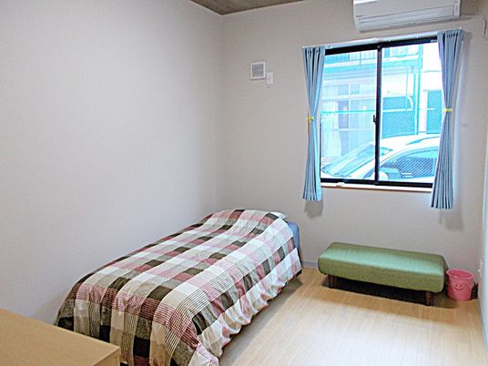 明るい居室のベッド  