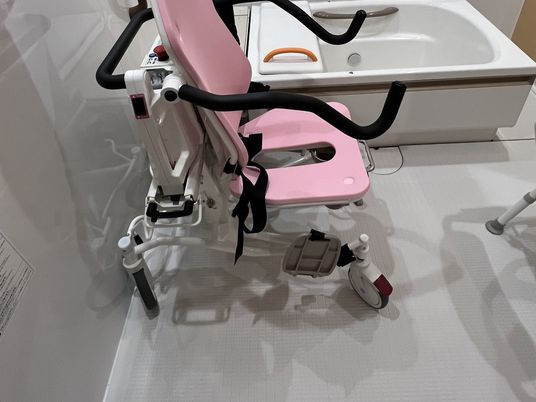 入浴用リフトのある浴室  