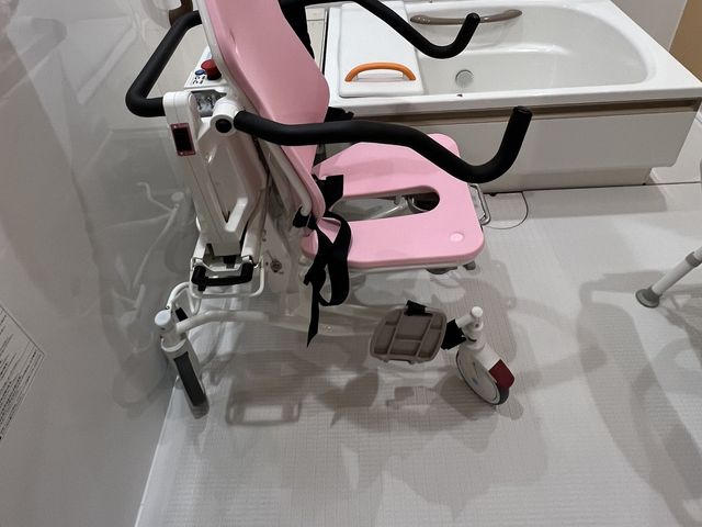 入浴用リフトのある浴室 浴室   入浴用リフトと浴槽が備わった浴室です。介助しやすい設備があり、入浴時の負担軽減に配慮されています。