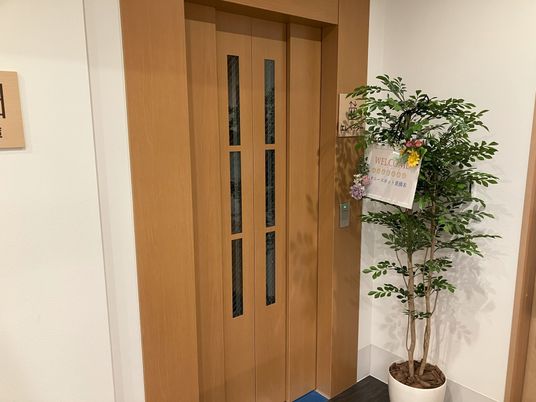 装飾されたエレベーター前  