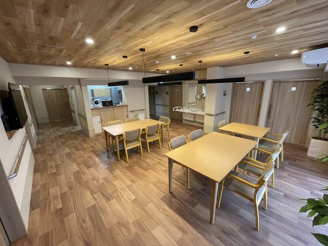 木目調の食堂 食堂   木目調で統一された落ち着いた食堂です。複数のテーブルがあり、食事や交流の場として使いやすそうです。