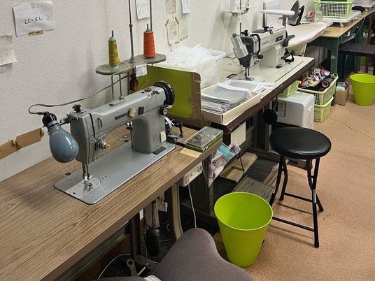 縫製機のある室内