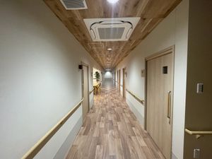 木目調の廊下  