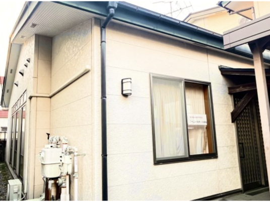 静かな外観の建物