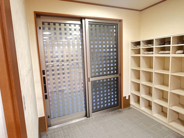 明るい玄関の靴棚  