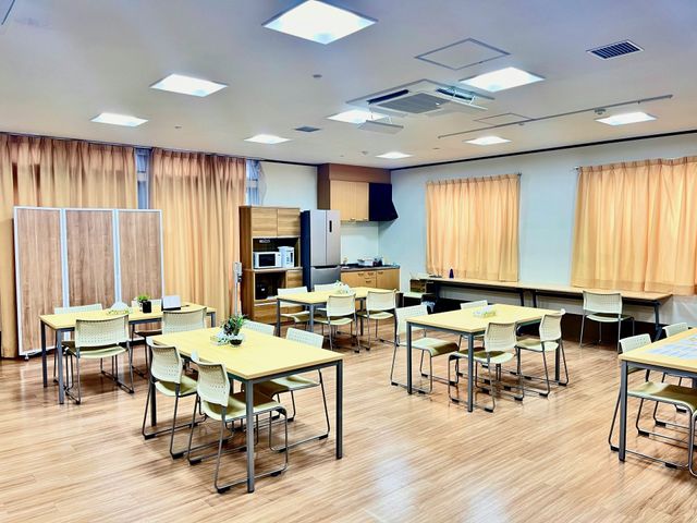 明るい食堂の室内  