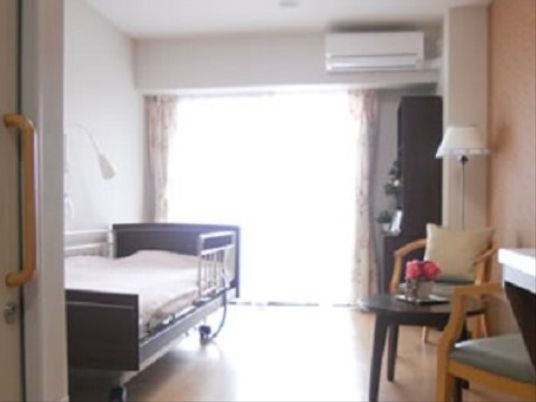 清潔で暖かみのある居室風景