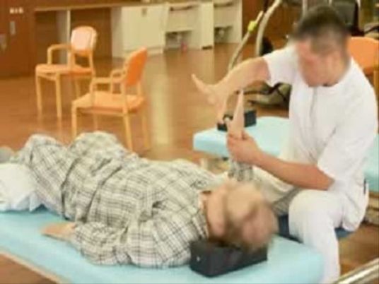 スタッフがリハビリ支援