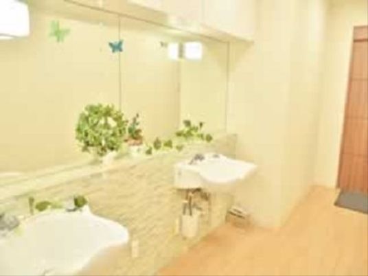 清潔で広々とした洗面所