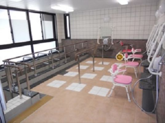 訓練設備が整ったリハビリ室