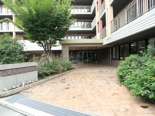 緑ある施設のエントランス