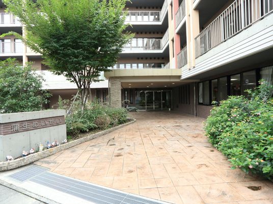 緑ある施設のエントランス