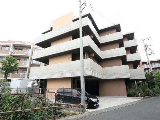 多階層の建物外観