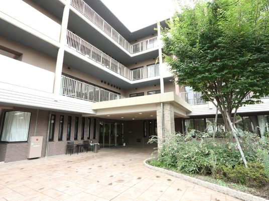 中庭を臨む建物の外観