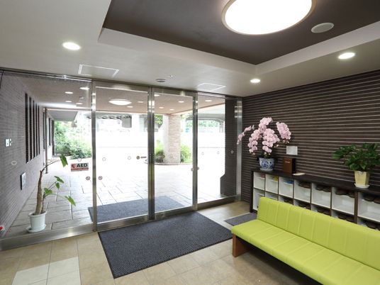 明るいエントランスホール