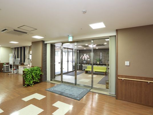 明るい共有スペースのエントランス