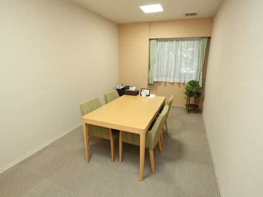 明るい食事スペースの居室