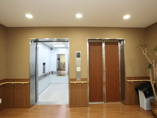 廊下のエレベーター入口