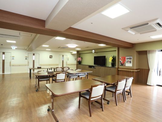 広々とした明るい食堂