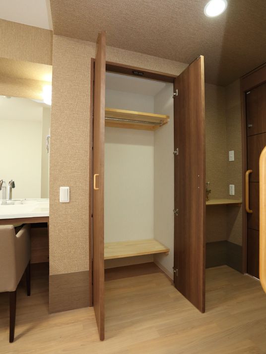 居室内の洗面台とクローゼット