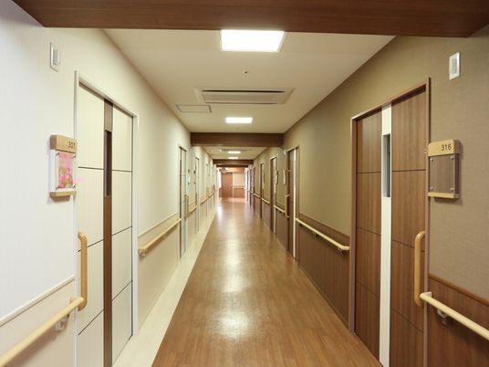 清潔感ある広々廊下