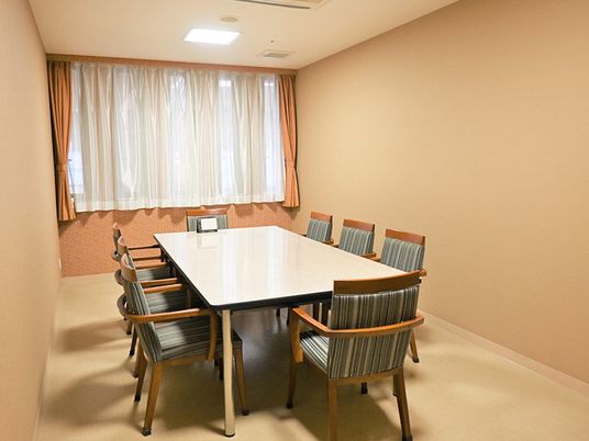 会議用テーブルの部屋  