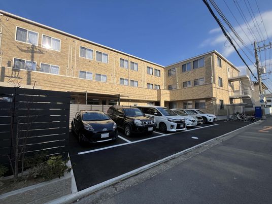駐車場のある建物外観