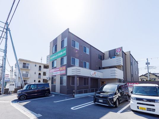 3階建ての建物外観