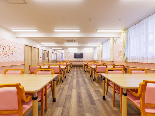 柔らかな照明の食堂