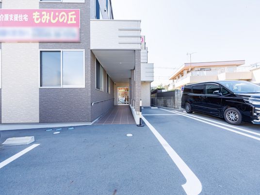 駐車スペースと建物外観
