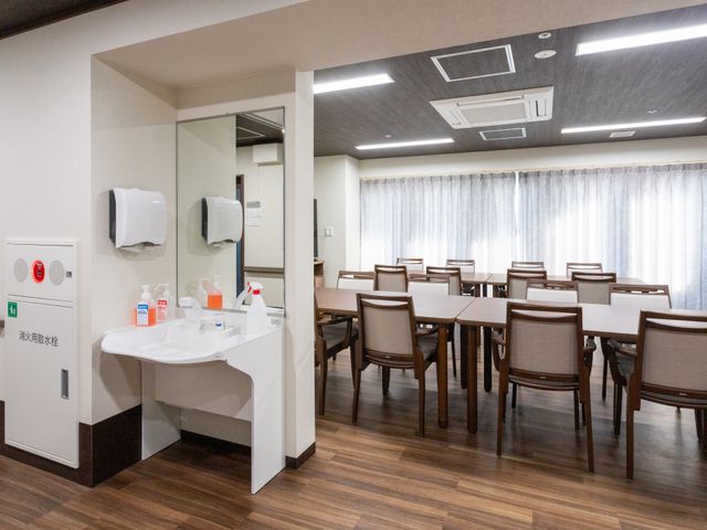 明るい食堂の風景 食堂 広々とした食堂は、自然光が差し込み、ゆったりと食事を楽しめる空間が整っています。