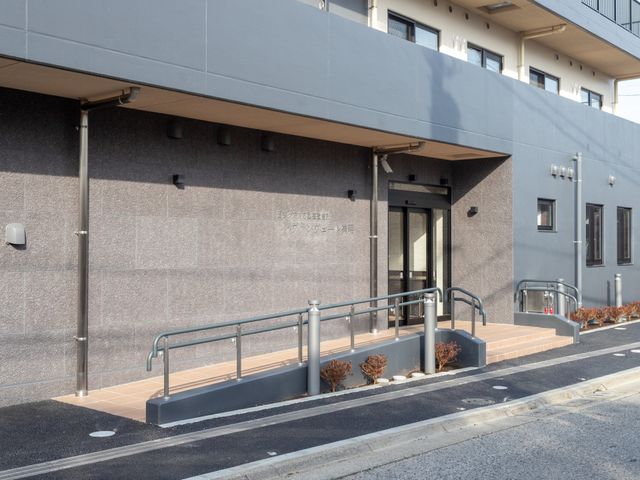 段差のない玄関 エントランス スロープ付きで車椅子でも安心して利用可能なエントランスです。安全性に配慮しています。