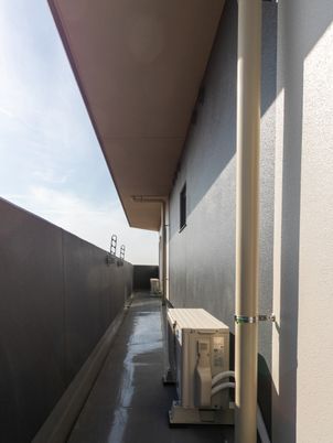 晴天の屋上通路