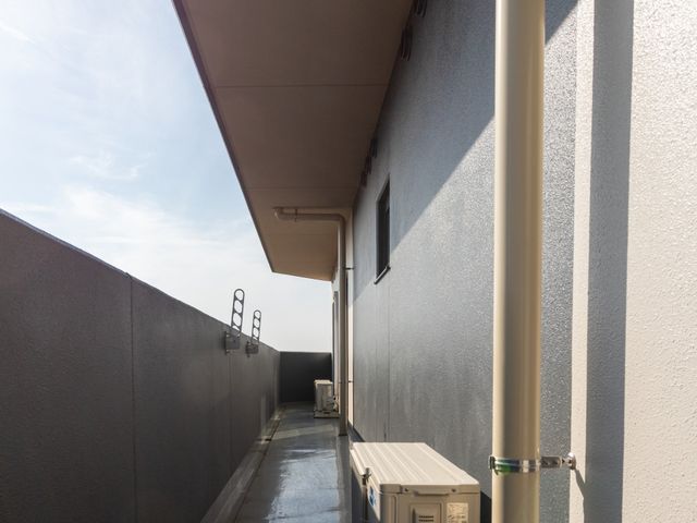 晴天の屋上通路 廊下 開放的な屋上の通路で、晴れた日にリフレッシュしながら巡視ができます。