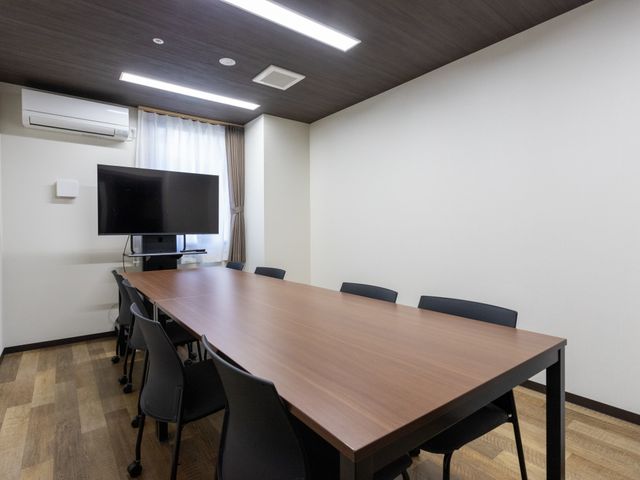 テレビのある会議室 会議室 シンプルで落ち着いた雰囲気の会議室です。スタッフのミーティングに最適な空間が整っています。