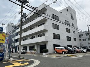 白い外壁の建物外観  
