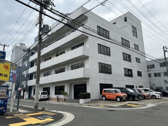 白い外壁の建物外観  