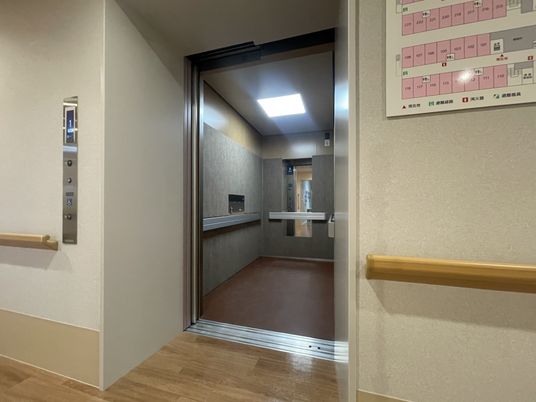 広々としたエレベーター