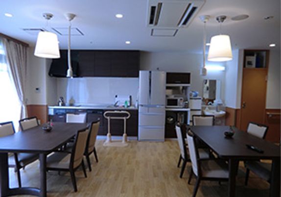 明るい共有ダイニング