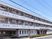 三階建ての施設外観  